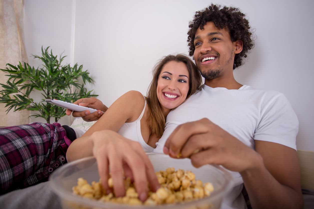 Mês dos namorados: 6 filmes e séries românticas da Netflix